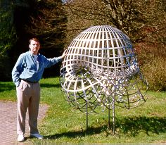 photo d'une sculpture de surface de Boy dans une université allemande